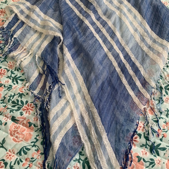 SOLD Shawl/poncho - Picture 6 of 9